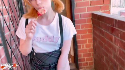 Schoolgirl sûget har lul djip en neukt ynstee fan klassen.